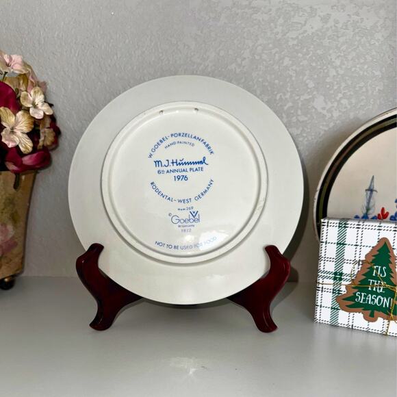 M.J. Hummel 6th Annual Plate 1976 “Apple Tree Girl” - Picture 7 of 7